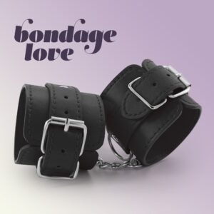 Algemas de Couro Bondage Love Crushious Pretas. Garanta que o seu sub não escapa a cada toque com estas belas algemas. Características principais: · Algemas de imitação de couro · Ajustáveis · Para pulsos ou tornozelos · Correia de abertura rápida removível· Unisexo · Algemas com 3 anéis em D de metal · Material: Metal, Faux leather Comprar Algemas de Couro Bondage Love Crushious Pretas